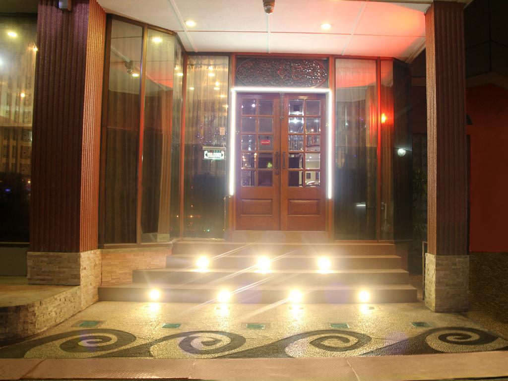 Crystal Palace Hotel Янгон Экстерьер фото