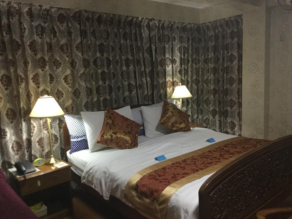 Crystal Palace Hotel Янгон Экстерьер фото